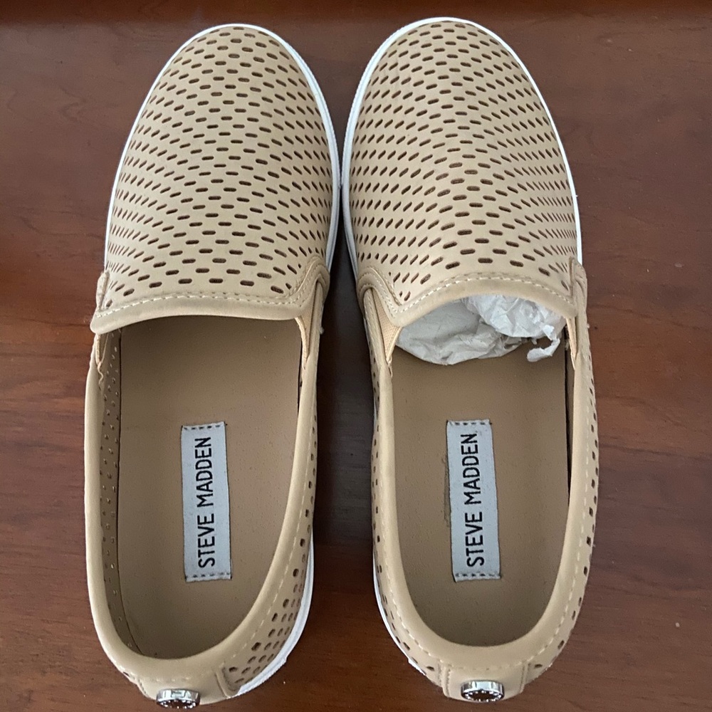 Steve Madden slip on BEIGE